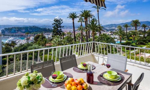 Ferienwohnung Les Oliviers über den Dächern von Nizza ruhig sonnig Meerblick Pool Tiefgarage Parkplatz