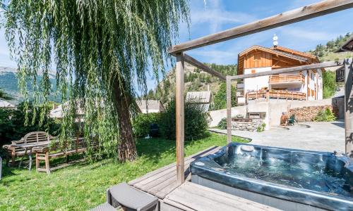 Luxury Chalet with outdoor Hot Tub, Sauna, Gardens & Mountain Views!