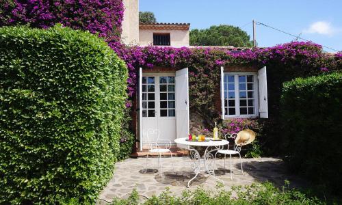 Lovely cottage with private terrace and shared pool, Roquebrune-sur-Argens