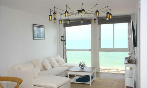 Les pieds dans l eau à Fécamp vue mer