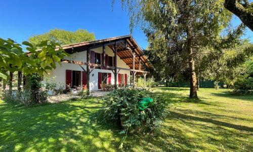 Villa au milieu des pins / bord du lac