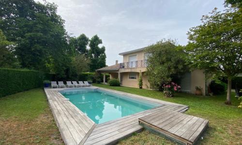 Duplex house with private pool near the sea