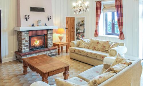 Beautiful Home In Eanc With Kitchen