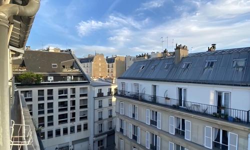 Upscale 80m2 2 Bedroom Apartment Near Champs Elysees