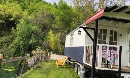 pipowagen Blagour gelegen aan waterbron