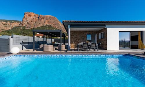 Afa proche Ajaccio, magnifique villa avec piscine privée 8 personnes