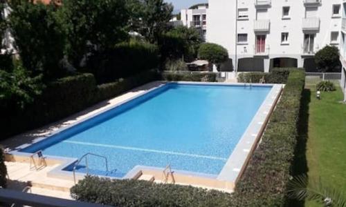 Logement tout neuf avec piscine et bord de mer