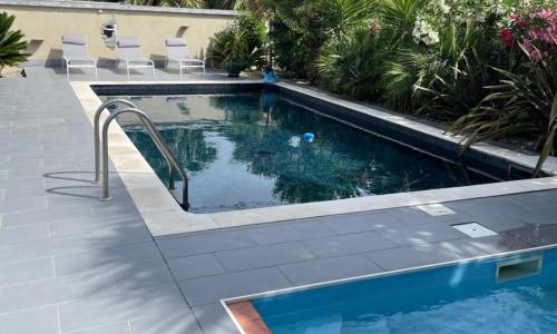 Maison 9 couchages avec piscine et jardin au calme