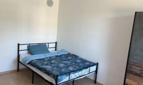 Private Room, shared bathroom in a three bedroom appartment