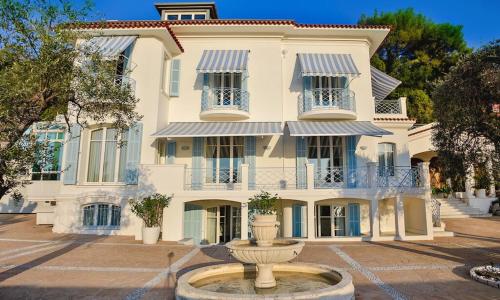 Luxury Villa at Mont Boron, swimming pool overviewing the bay