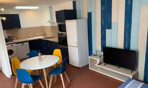 Patio avec cour et place de parking en bord de mer