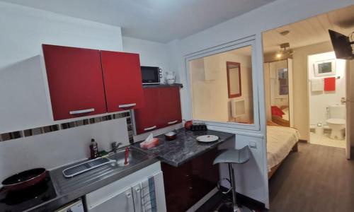 Appartement fonctionnel et équipé en RDC avec petite terrasse couverte au calme