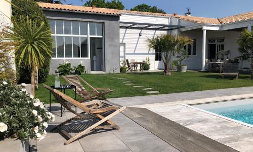 Maison M, chambre privée accès jardin piscine et jacuzzi près de La Rochelle