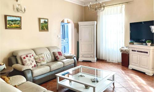 Beautiful Home In Rognonas With Kitchen