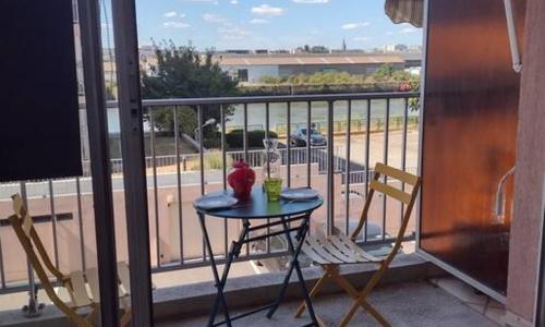 CHARMANT STUDIO IDEALEMENT SITUE BORD DE SEINE