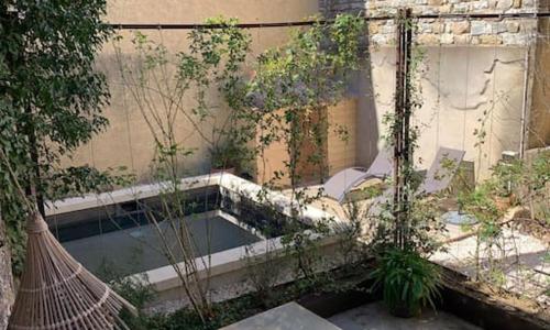 Maison atypique avec jardin et piscine