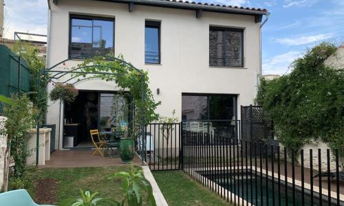 Agréable maison de ville clim/piscine/jardin
