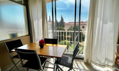 Le Mimosa 1 bedroom apartment with terrasse pool AC parking spot