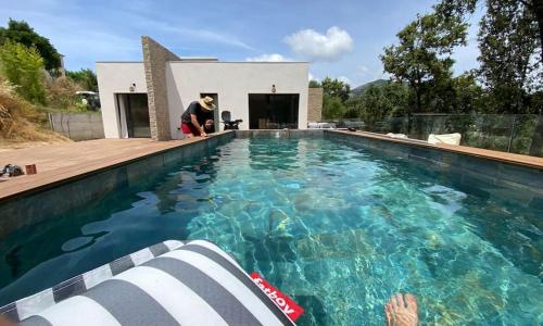 Villa d'Architecte avec Piscine, vue imprenable.