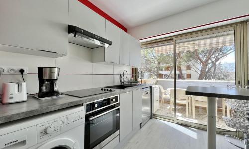 Bright and quiet apartment near the sea