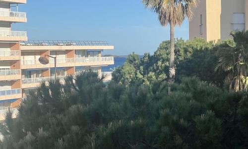 Joli studio les pieds dans l'eau