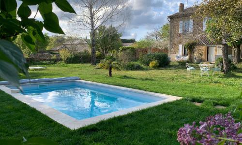 Mas Les Romarins, 10 min d'Uzès, grand jardin, nid de repos et base pour activités dans le Gard, max 8 adultes et 3 enfants