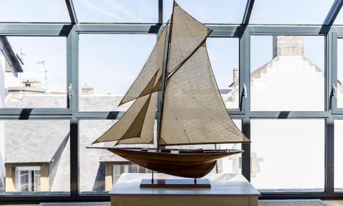 Grande maison en plein coeur du bourg au calme avec jardin clos, commerces port et plage à pied