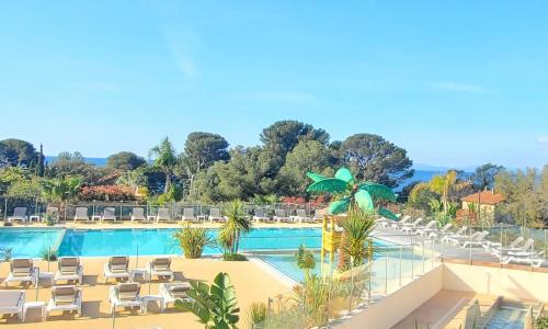 Bright cocoon with pool and sea view