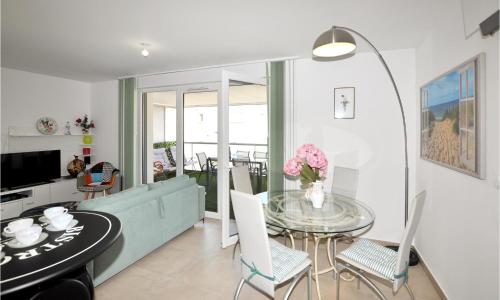 Beautiful Apartment In Canet En Roussillon