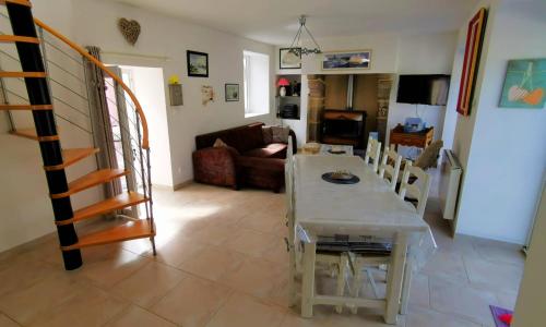 Maison de 2 chambres avec jardin clos et wifi a Quettehou a 1 km de la plage
