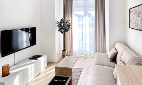 A1 2bdr modern chic flat AC 3min from sandy beaches