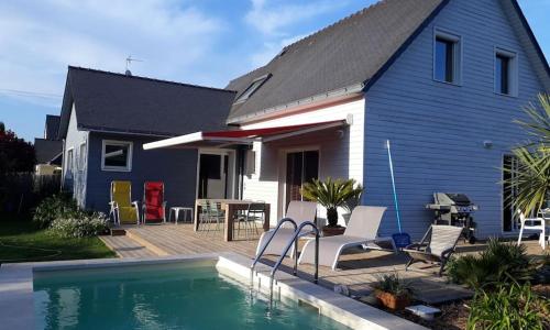 Maison en bois avec piscine à 1000 m des plages.