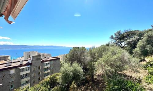 Bright and spacious cocoon with sea view