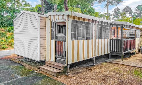 Awesome stacaravan In Saint-georges-de-didon