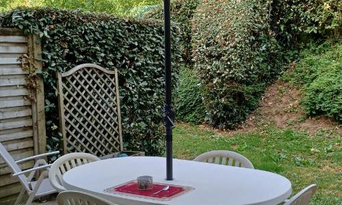 STUDIO TERRASSE JARDIN VANNES, proximité port et centre historique, parking privé