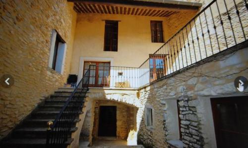 Proche Avignon Grande Maison de village au calme