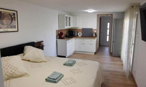 Maison d'hotes - chambre-kitchenette-salle de bain-espace extèrieur