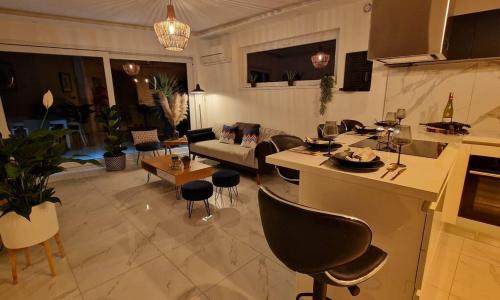 SUITE PRESTIGE logement neuf avec SPA et écran de cinéma en rez de jardin