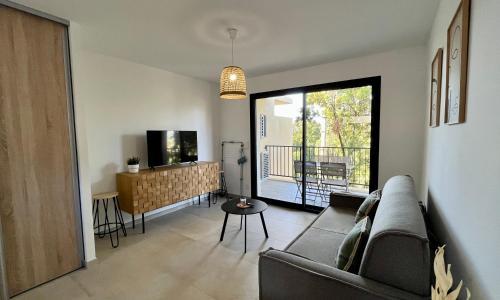 Appartement climatisé neuf au calme, proche centre-ville, 4 minutes en voiture plage et commerces