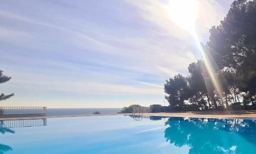 SUPERBE APPARTEMENT DANS CADRE D'EXCEPTION - Piscine, Plage et Tennis privé