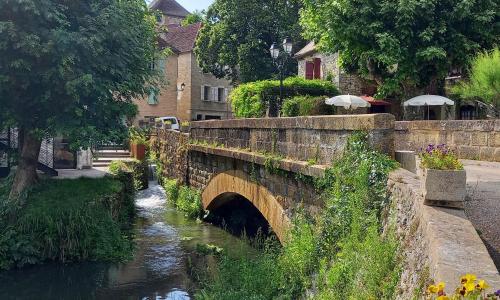 Le logis du bourg, en rdc, calme et agréable, au coeur d'un superbe village bordé par la Dordogne