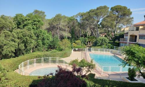 T2 avec Piscine Tennis Terrasse Parking privé