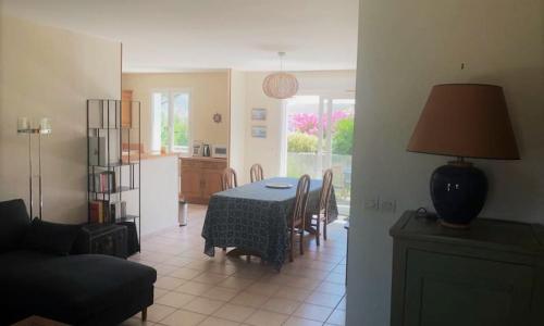 Agréable maison ensoleillée avec jardin arboré