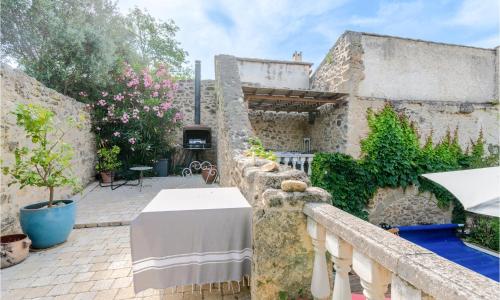 2 Bedroom Beautiful Home In Montbazin