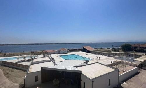 Beautiful cocoon with shared pool in Le Barcarès