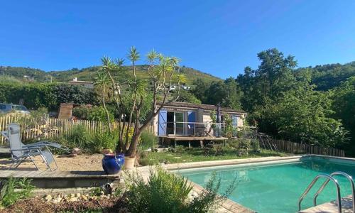Jolie maisonnette avec piscine