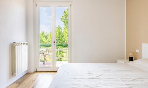 Trendy Aparment with garage right by the lake