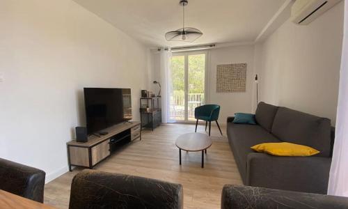 Grand T2 53m2, proche plages et port , parking .