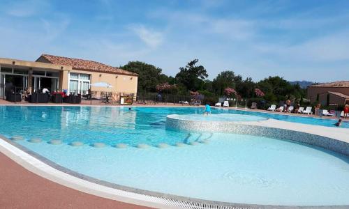 Maison de 2 chambres avec piscine partagee terrasse amenagee et wifi a Aubignan