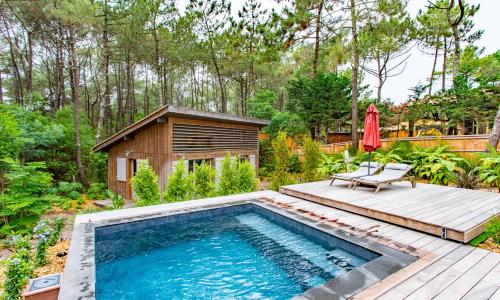 Charmante maison en bois avec piscine dans les pins à la pointe